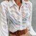 A Camisa transparente está de volta. Entenda como esse modelo pode favorecer o seu estilo.