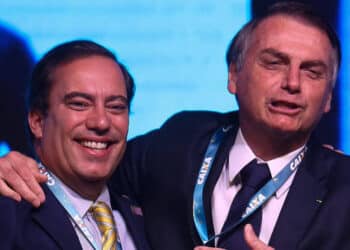‘Foi afastado o presidente da Caixa, tá respondido?’, diz Bolsonaro sobre assédio
