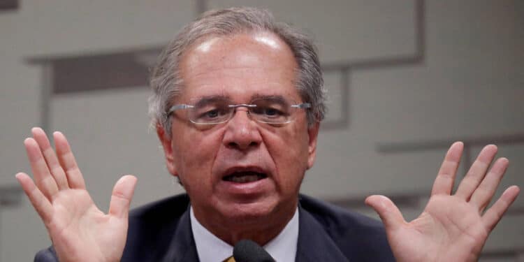 Comércio pede atuação de Guedes em operação-padrão da Receita