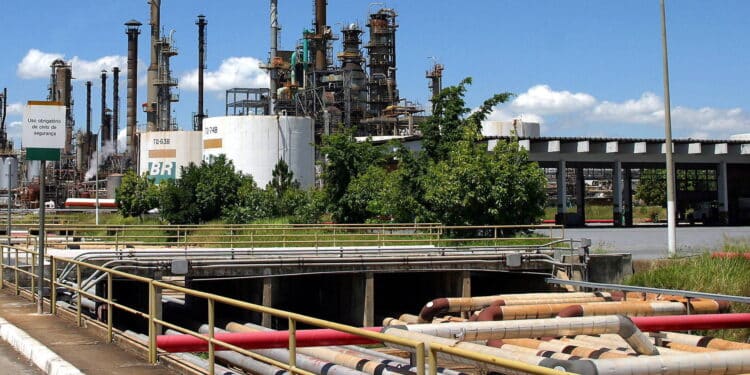 Congresso cobra mudanças na Petrobras e avalia rever tributação sobre refinarias 45 Congresso cobra mudanças na Petrobras e avalia rever tributação sobre refinarias