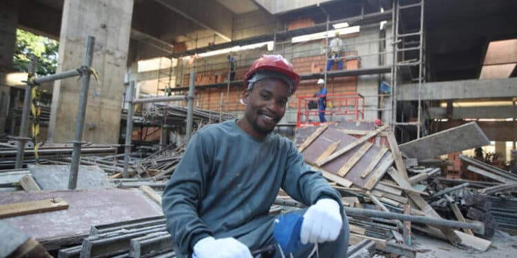 Número de trabalhadores na construção cresce 30% em dois anos e chega ao maior nível desde 2016
