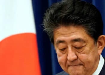 Veja o momento em que Shinzo Abe é atingido por tiros durante comício