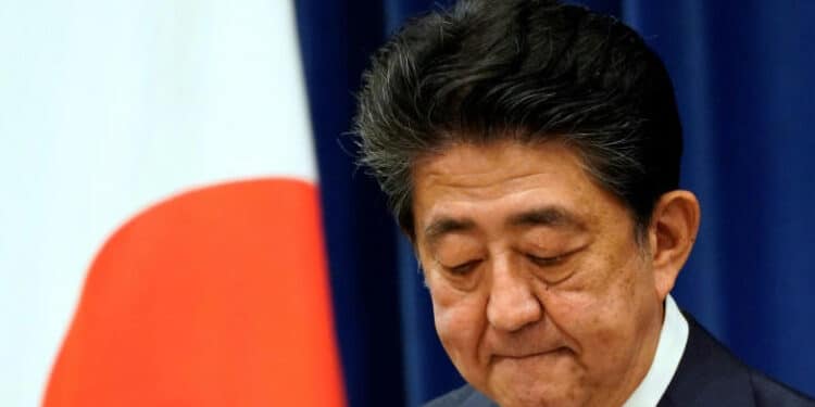 Veja o momento em que Shinzo Abe é atingido por tiros durante comício 45 Veja o momento em que Shinzo Abe é atingido por tiros durante comício