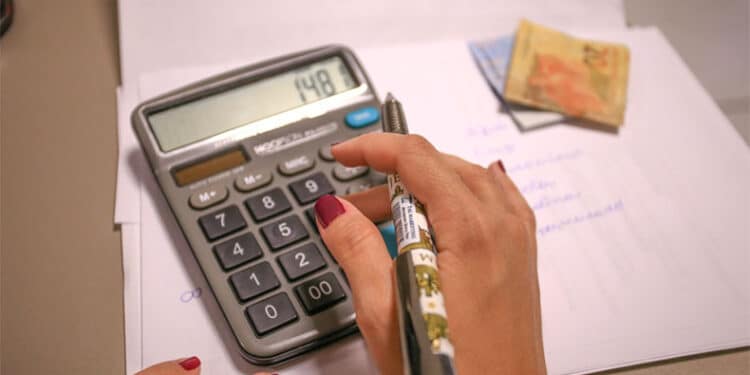 Classe média sentirá medidas do governo antes dos pobres