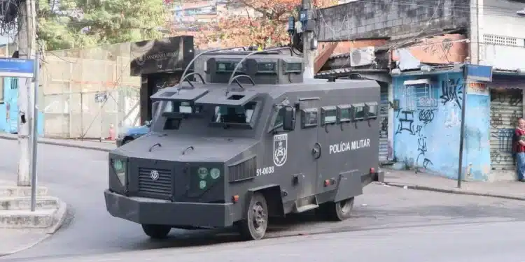 Polícia confirma 18 mortes em operação no Complexo do Alemão, no Rio 45 Polícia confirma 18 mortes em operação no Complexo do Alemão, no Rio