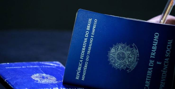 Brasil cria 218,9 mil empregos com carteira em julho