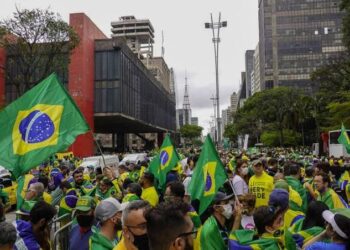 Empresária citada em inquérito do STF bancou painel gigante que associa esquerda a PCC