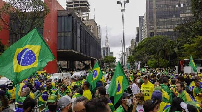 Empresária citada em inquérito do STF bancou painel gigante que associa esquerda a PCC