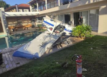 Avião cai sobre casa em condomínio no Rio de Janeiro e deixa duas pessoas feridas