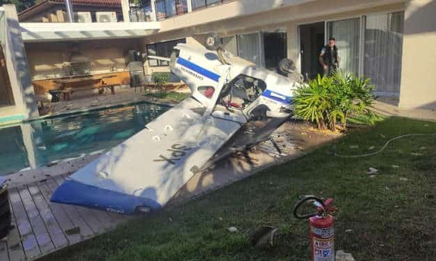 Avião cai sobre casa em condomínio no Rio de Janeiro e deixa duas pessoas feridas 45 Avião cai sobre casa em condomínio no Rio de Janeiro e deixa duas pessoas feridas