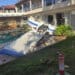 Avião cai sobre casa em condomínio no Rio de Janeiro e deixa duas pessoas feridas