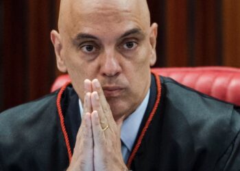 Desembargador diz que Moraes fez declaração de guerra e pede aposentadoria durante sessão