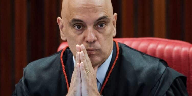 Desembargador diz que Moraes fez declaração de guerra e pede aposentadoria durante sessão