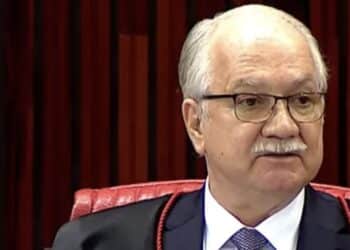 Fachin, do STF, suspende decretos de Bolsonaro e restringe número de armas e munições