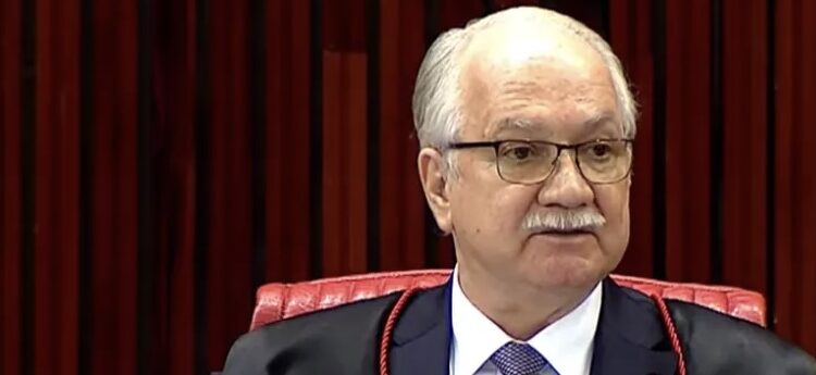 Fachin, do STF, suspende decretos de Bolsonaro e restringe número de armas e munições