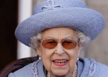 Médicos estão preocupados com saúde da rainha Elizabeth e família se reúne na Escócia