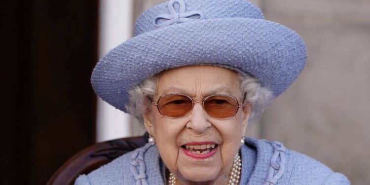 Médicos estão preocupados com saúde da rainha Elizabeth e família se reúne na Escócia
