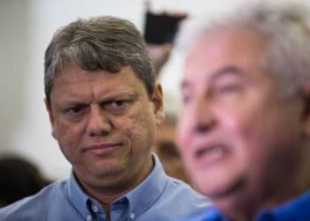 Gestão Tarcísio teve disparada de obras sem licitação, atraso e indício de irregularidade