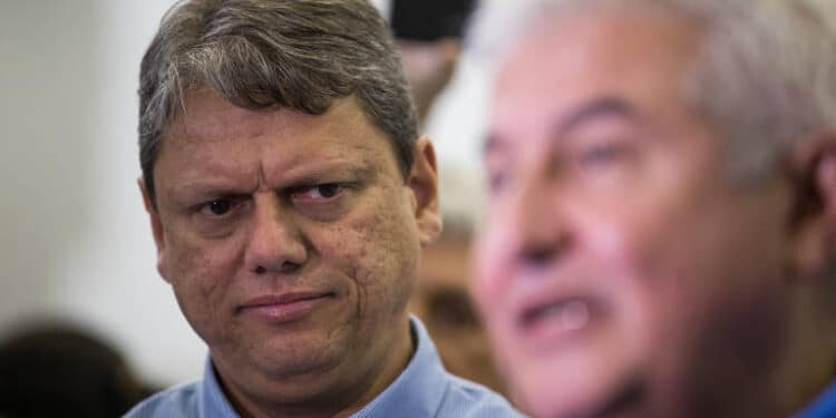 Gestão Tarcísio teve disparada de obras sem licitação, atraso e indício de irregularidade