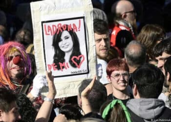 Multidão sai às ruas em repúdio a ataque contra Cristina Kirchner