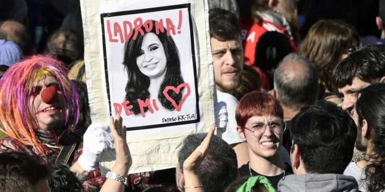 Multidão sai às ruas em repúdio a ataque contra Cristina Kirchner