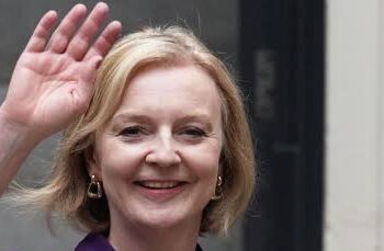 Quem é Liz Truss, nova primeira-ministra do Reino Unido