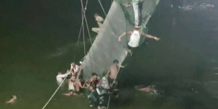 Índia: mais de 130 pessoas morrem em queda de ponte suspensa da era colonial britânica