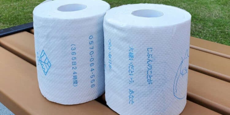 Papel higiênico, nova ferramenta de prevenção ao suicídio de jovens no Japão