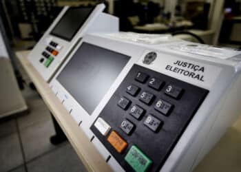 Defesa fez auditoria eleitoral apesar de negar ao TSE, mostram emails