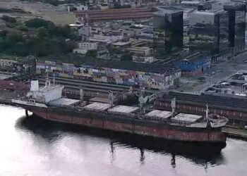 Baía de Guanabara tem cerca de 200 navios abandonados