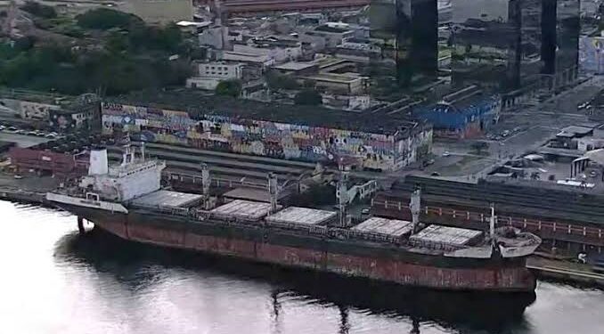 Baía de Guanabara tem cerca de 200 navios abandonados
