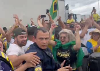 PRF sai de rodovia sem cumprir decisão judicial de desbloquear pista em SC