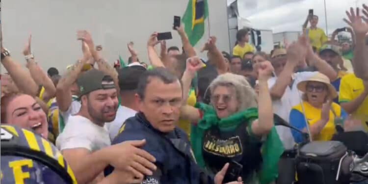 PRF sai de rodovia sem cumprir decisão judicial de desbloquear pista em SC