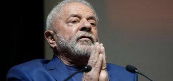 Lula é internado e retira lesão na garganta