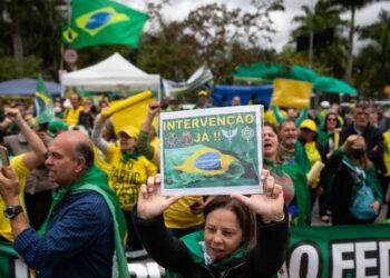 Violência escala em atos antidemocráticos, e autoridades apuram terrorismo