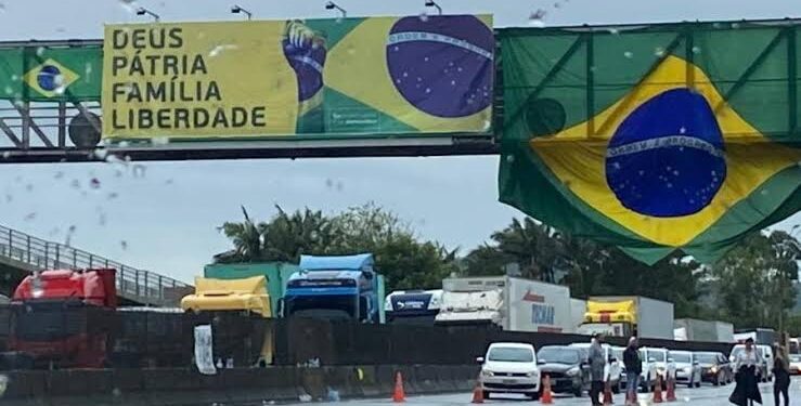 'Não mandem mais ônibus', avisa caminhoneiro em bloqueio em SC 45 ‘Não mandem mais ônibus’, avisa caminhoneiro em bloqueio em SC
