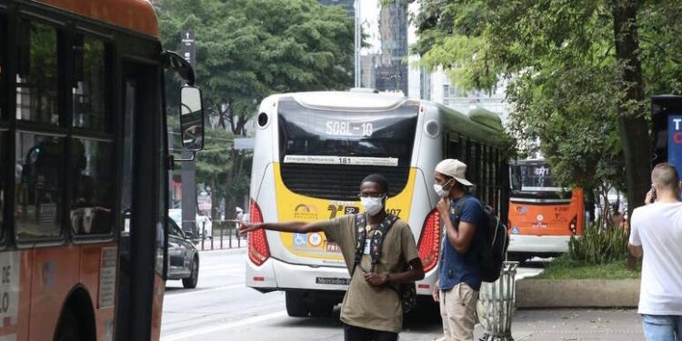 Uso de máscara volta a ser obrigatório no transporte público de SP