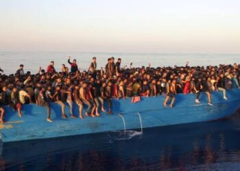 Migrantes se jogam de navio ancorado na Itália