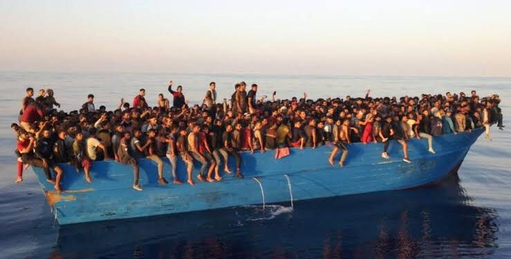 Migrantes se jogam de navio ancorado na Itália