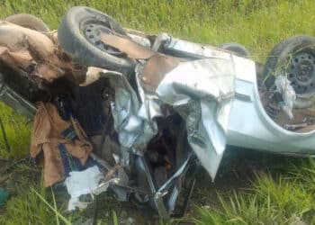 Carreta ‘passa por cima’ de carro e motorista sobrevive