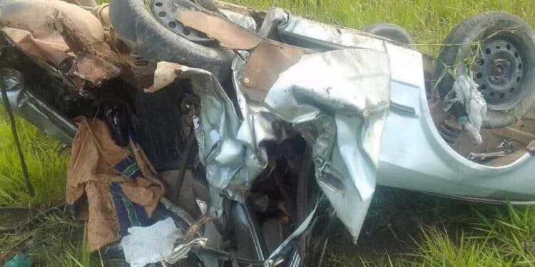 Carreta ‘passa por cima’ de carro e motorista sobrevive