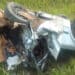 Carreta ‘passa por cima’ de carro e motorista sobrevive