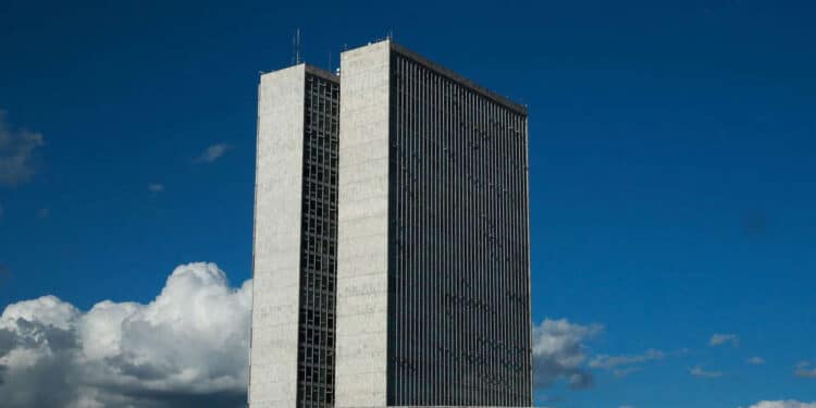 Câmara instaura comissão para analisar PEC sobre piso da enfermagem