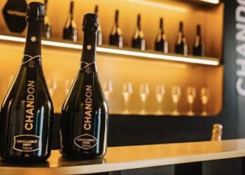 A CHANDON apresenta a nova identidade visual de CHANDON Excellence Brut e CHANDON Excellence Rosé com uniforme de Isaac Silva e calçados Melissa
