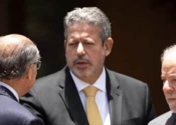 Partidos de Lula e Bolsonaro apoiam reeleição de Lira na Câmara; entenda a disputa no Congresso