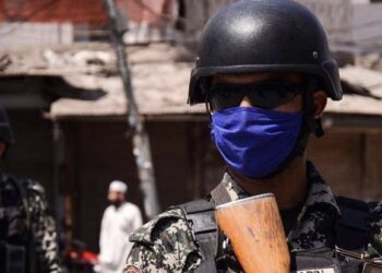 Esquadra de polícia das forças paquistanesas detidas por membros Talibãs paquistaneses detidos