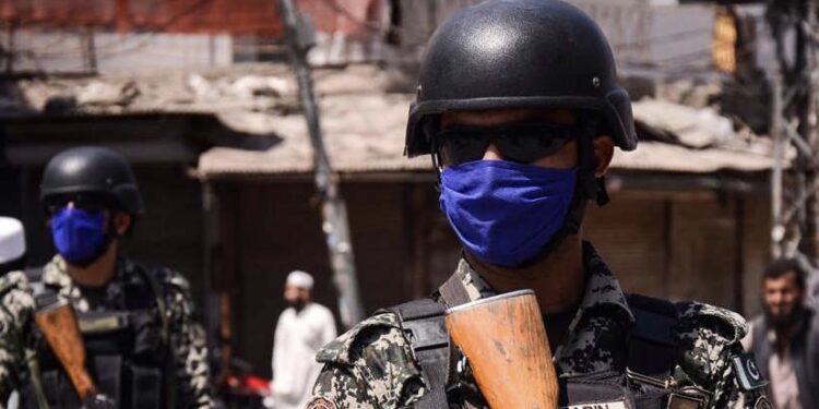 Esquadra de polícia das forças paquistanesas detidas por membros Talibãs paquistaneses detidos