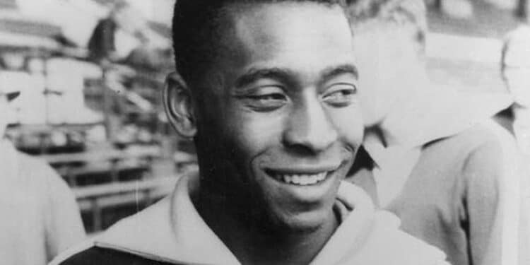 Pelé alimentou sonho de Brasil potência e projetou negros no mundo, diz autor
