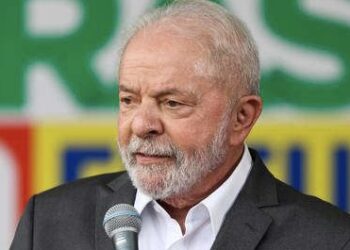 Lula é alvo de protestos em frente a hotel onde está hospedado em Brasília