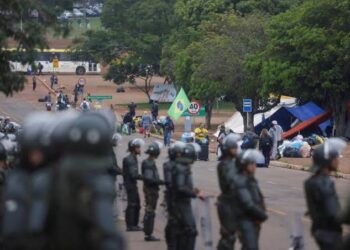 PM e Polícia do Exército preparam desocupação de acampamento golpista no DF